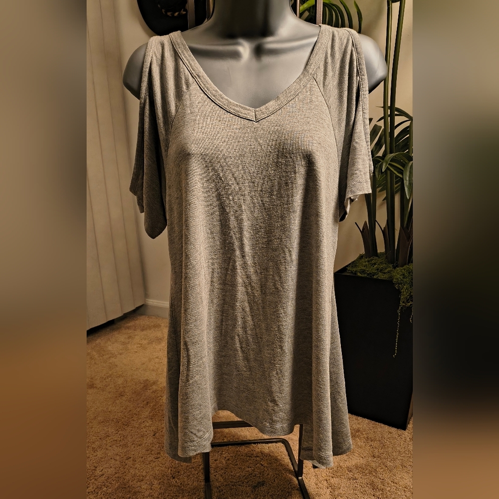 Tobi Cute Peekaboo V-Neck Top